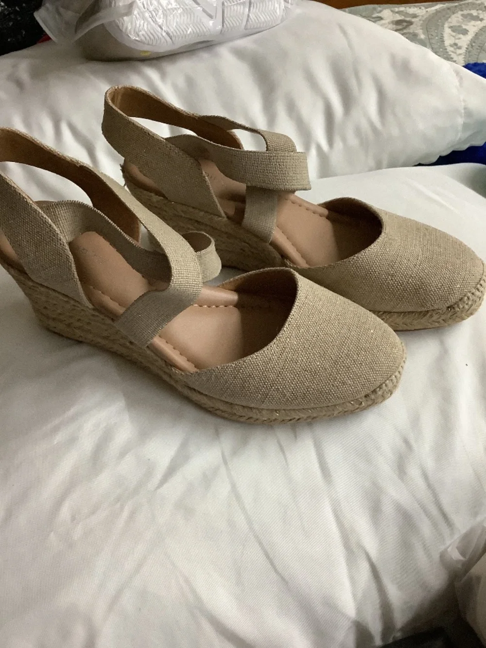 Easy Spirit size 8M tan w/ gold flecks sandals  New